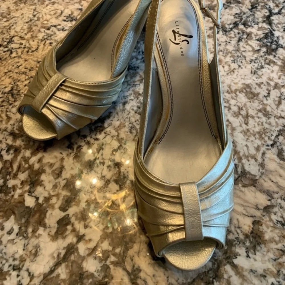 Lifestride Shoes Size 8 Goldtone Open Toed Sandals